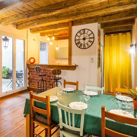 Le Cours Saint Pierre - Entre Chateau Et Cathedrale *