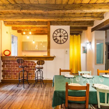 Le Cours Saint Pierre - Entre Chateau Et Cathedrale