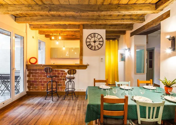 Le Cours Saint Pierre - Entre Château Et Cathédrale