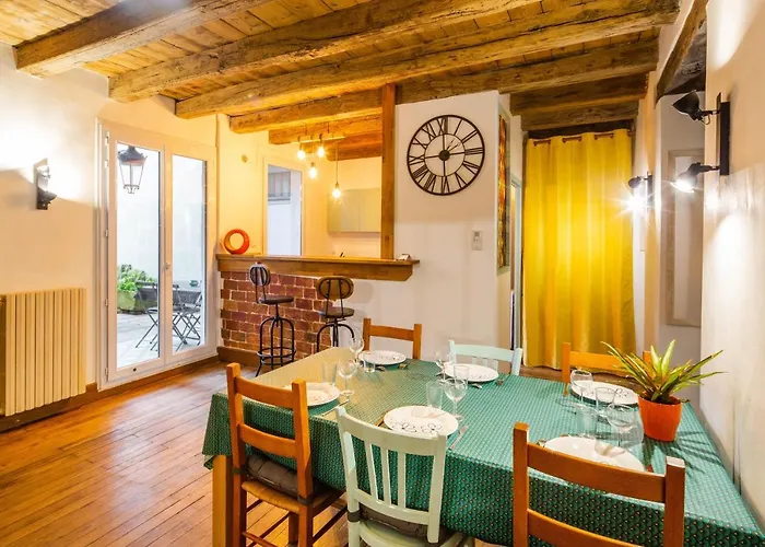 Le Cours Saint Pierre - Entre Chateau Et Cathedrale *