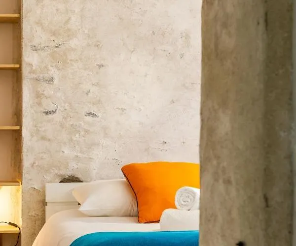 Le Cours Saint Pierre - Entre Chateau Et Cathedrale